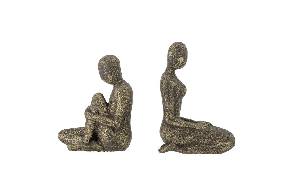 Die Figuren sind aus Gusseisen und stellen jeweils eine Frau dar, die entweder sitzt oder kniet
