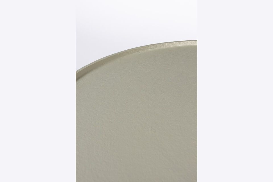 Das Aluminiumguss-Finish des Floss-Tisches verleiht ihm einen subtilen Glanz