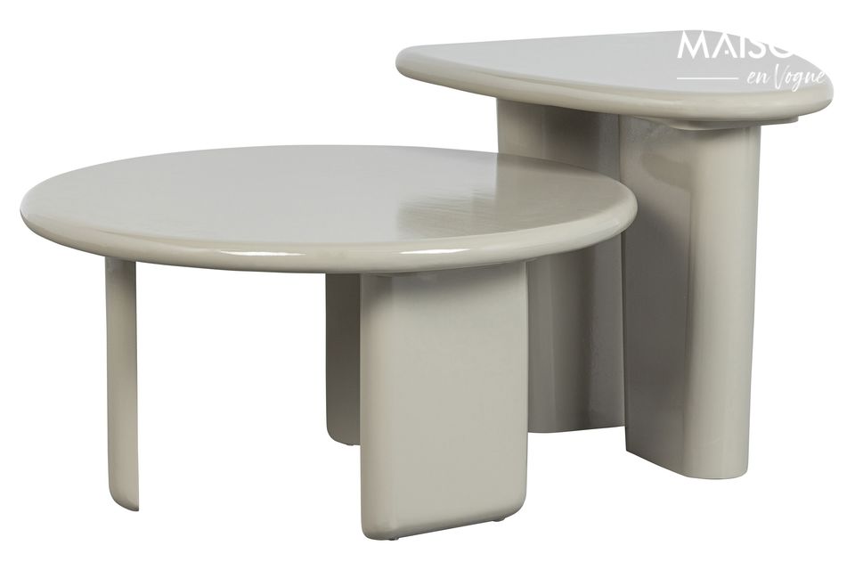 Die runde Tischplatte und die verspielt geformten Beine bilden ein schönes Design