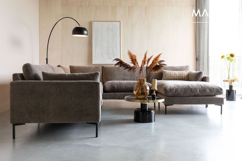 Mit einer Länge und Tiefe von 60 cm und einer Höhe von 35 cm ist dieser Couchtisch nicht nur