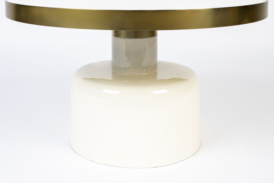 Der Couchtisch Glam eignet sich perfekt für moderne oder klassische Einrichtungen und fügt sich