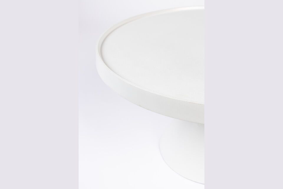 Das schlichte Design und die seidige Oberfläche aus weißem Aluminium verleihen jedem Wohnraum