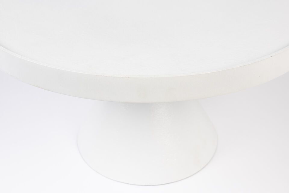 Dieser Couchtisch ist nicht nur eine Augenweide; er ist auch praktisch mit seiner erhöhten Kante