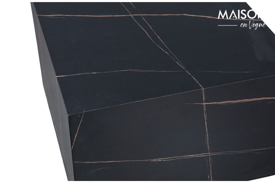 Seine schwarze Farbe und seine marmorierte Oberfläche machen ihn zu einem beliebten Möbelstück