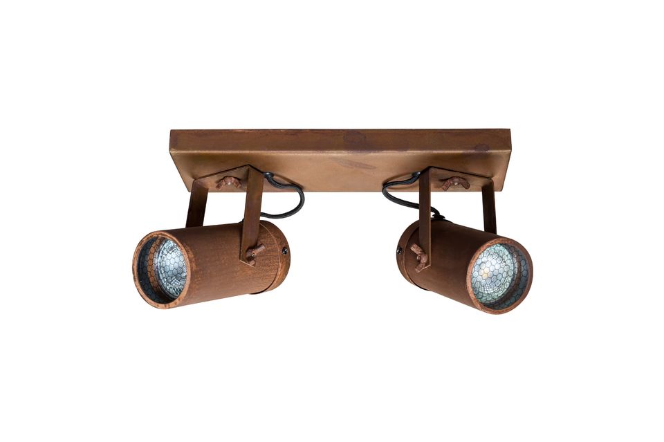 Mit einem Träger aus rostig aussehendem Stahl sind die Scheinwerfer dieser Lampe von einer