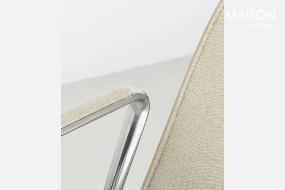 Der drehbare Lounge-Sessel mit beigem Pad-Stoffbezug hat eine zeitgemäße Silhouette