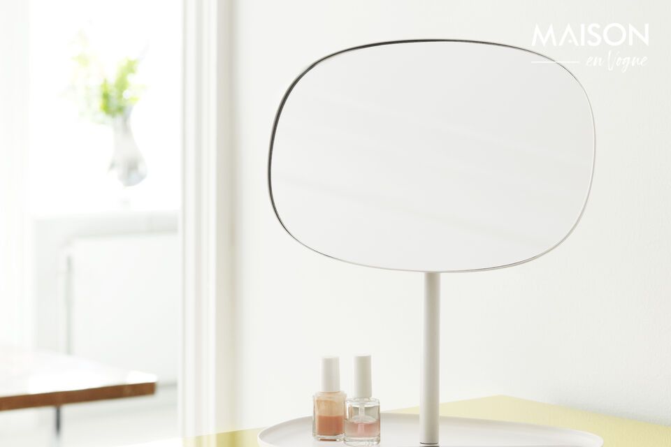 Spiegel aus Glas und Stahl, Einfachheit und Eleganz