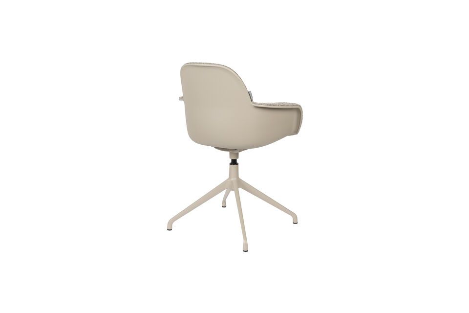 Der Sessel wurde in Zusammenarbeit mit dem niederländischen Designstudio APE entworfen und bietet