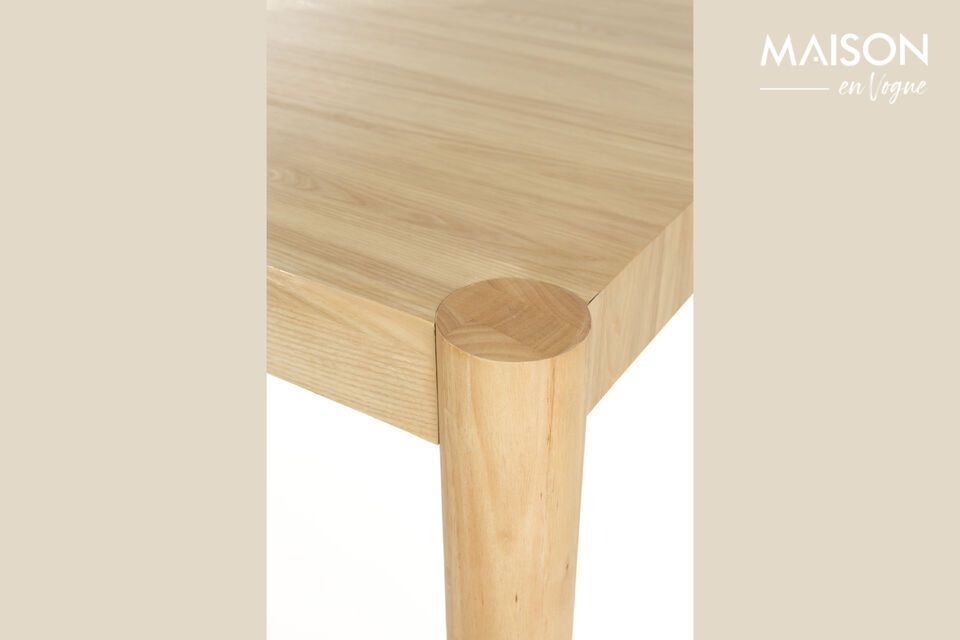 Das Eschenfurnier ist zwar elegant, evoziert aber dennoch eine taktile Wärme, die zur Nähe anregt