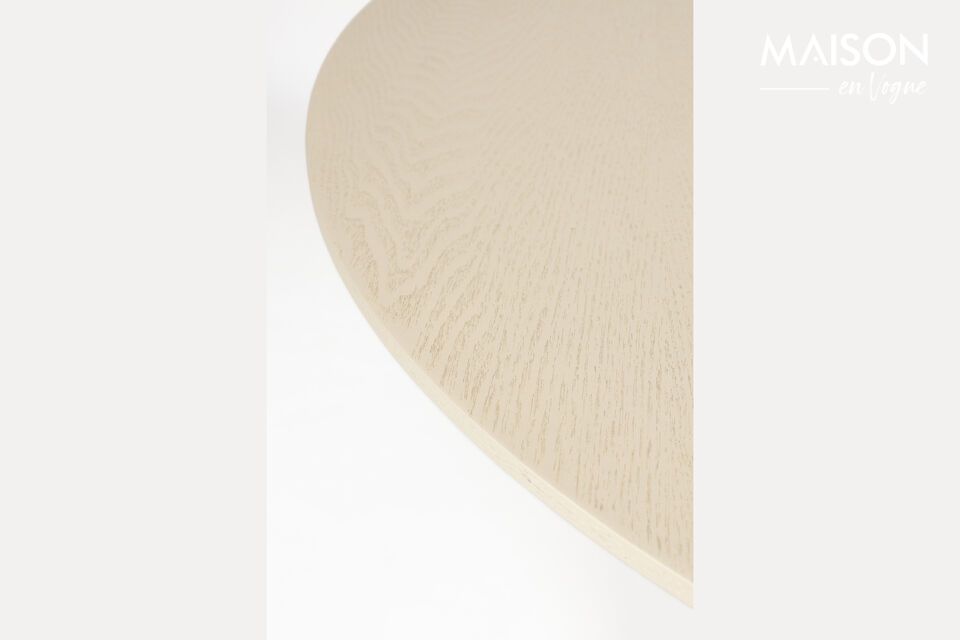 Sein beigefarbenes Eschenfurnier erinnert an die klaren Linien des skandinavischen Designs und