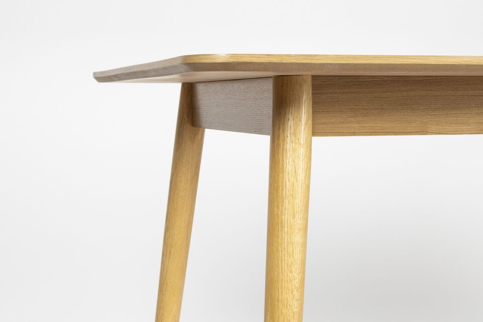Mit einer großzügigen Größe von 180 cm x 90 cm bietet der Tisch genügend Platz