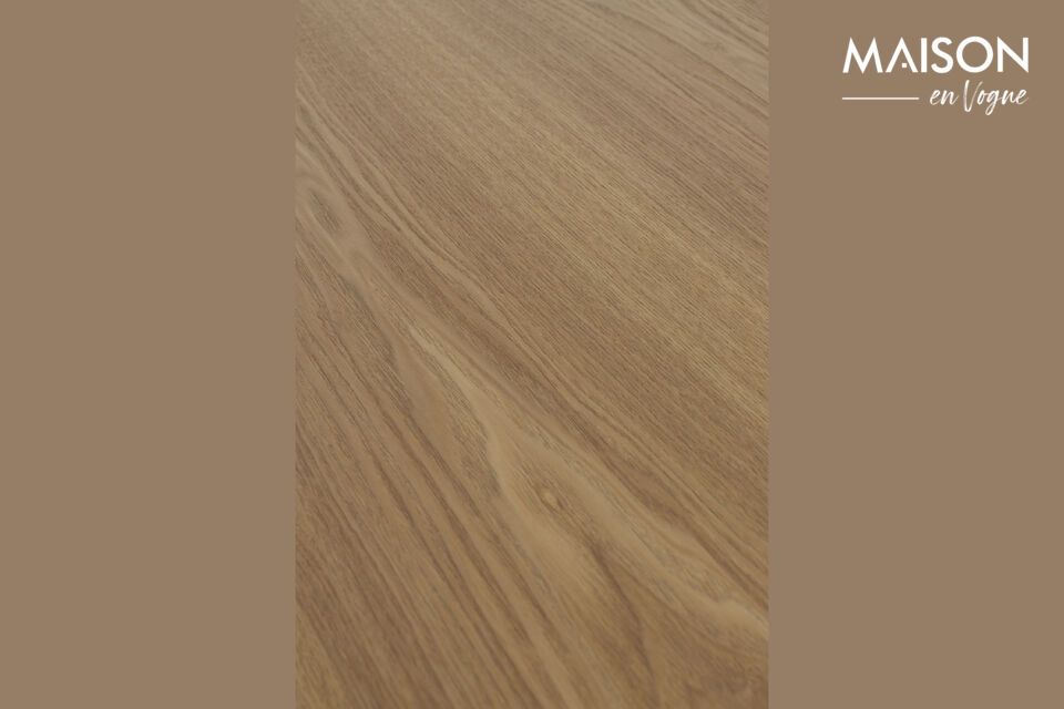 Mit seinen Maßen von 120x120 cm passt er perfekt in ein kleines Esszimmer oder eine Küchenzeile