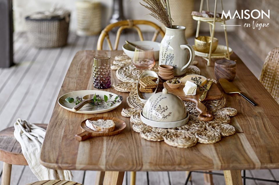 Der Tisch Luie ist aus Akazienholz in einer schönen, warmen Naturfarbe gefertigt