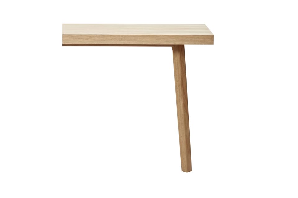Ein großzügig bemessener Tisch aus verantwortungsvollem Holz