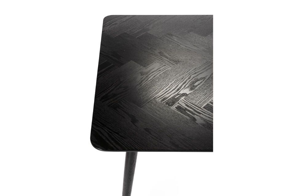 Der Tisch Fabapporteio ist aus robustem Holz gefertigt und in elegantem Schwarz gehalten