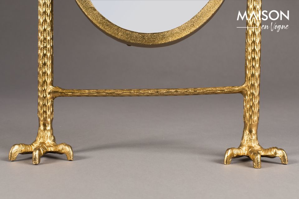 Der Spiegel wird durch seine schöne Metallarbeit ausgezeichnet