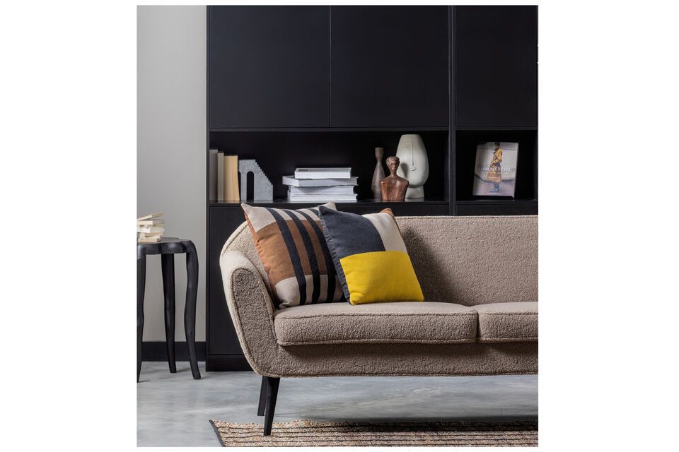 Ein grafisches Kissen in warmen Farbtönen für ein gemütliches Wohnzimmer.