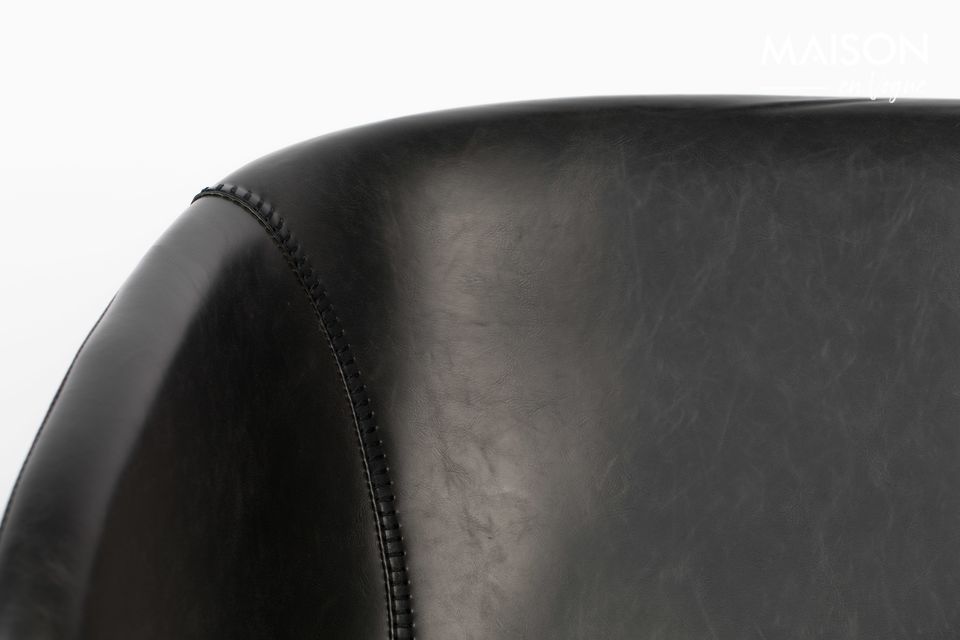 Dieser bequeme Stuhl wird von einem Stahlrahmen getragen