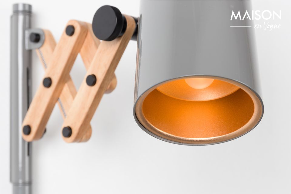 Ein gewagter Stilmix, diese Wandleuchte ist mit Stahl und massivem Kautschukholz verkleidet