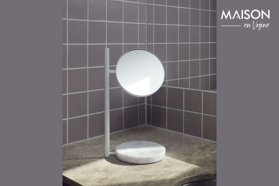 Dieser Standspiegel ist aus hochwertigem weißem Marmor gefertigt
