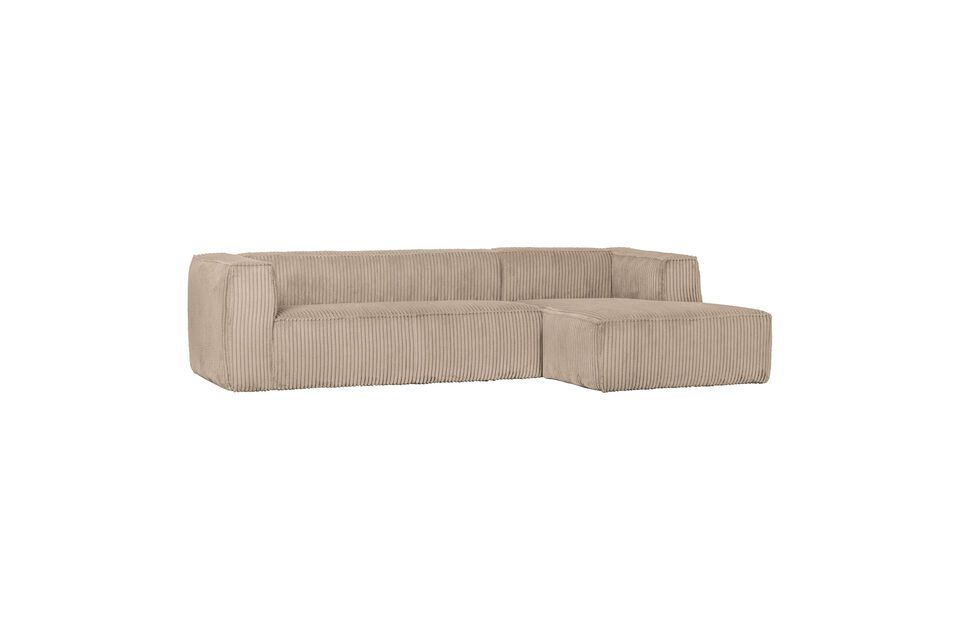 Das Sofa hat ein beigefarbenes Baumwolldesign
