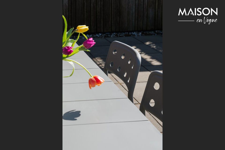 In einem lichtdurchfluteten Garten steht der Tisch Alban wie ein Sammelpunkt