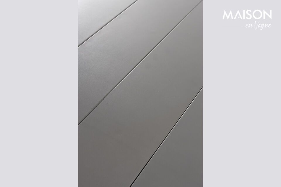 Mit einer Breite von 100 cm und einer Länge von 220 cm fügt sich dieser Tisch harmonisch auf