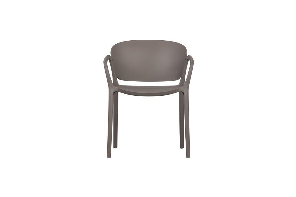 Der Stuhl Bent lässt sich stapeln und leicht verstauen und ist außerdem sehr praktisch
