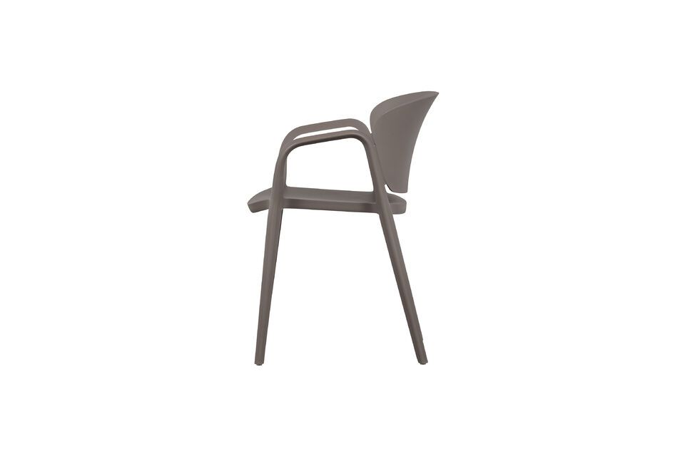 Mit einer Gesamthöhe von 75 cm und einer maximalen Belastbarkeit von 150 kg ist dieser Stuhl
