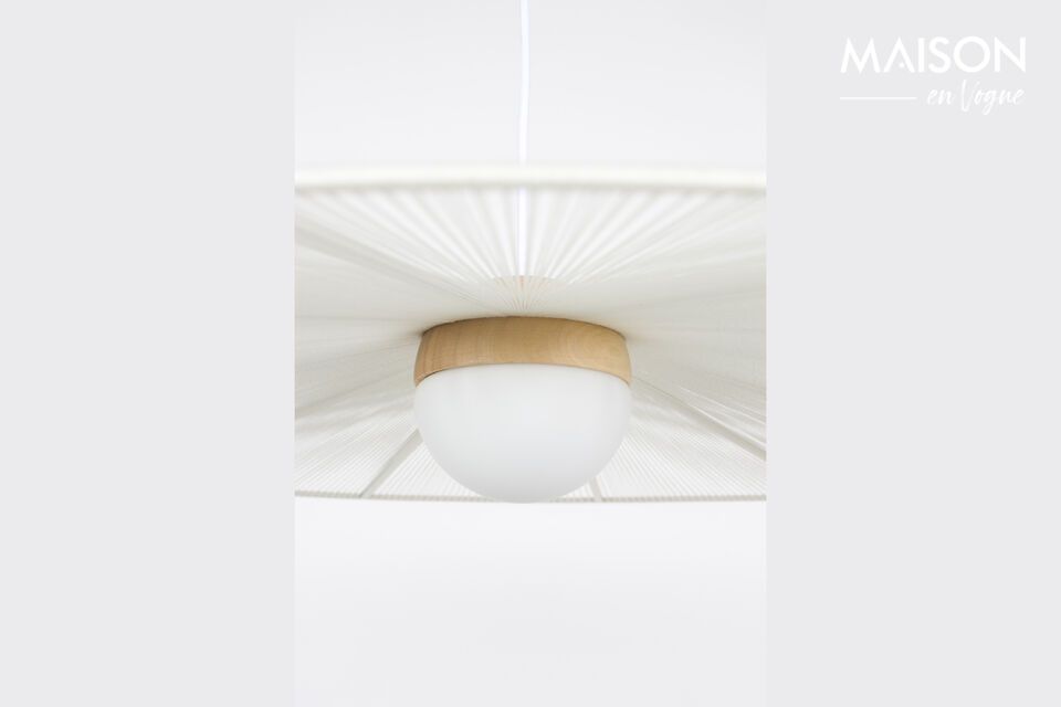 Diese Hängeleuchte fügt sich harmonisch in eine von skandinavischem oder mediterranem Design