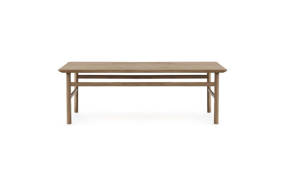 Der große Tisch aus Massivholz ist leicht zu pflegen und zeichnet sich durch seine Qualität und