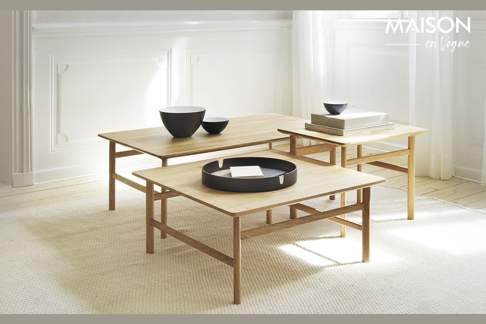 Seine natürliche Eichenholzfarbe macht ihn zu einem idealen Tisch für moderne