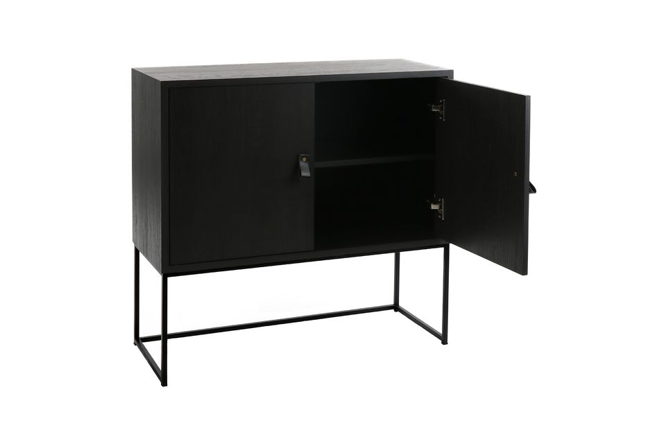 Eine elegante Garderobe aus geädertem Holz auf massivem Metallsockel.