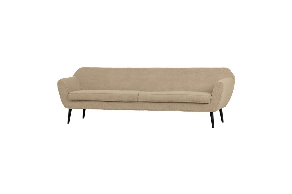 Dieses große zweisitzige Sofa mit schlichtem Design hat eine sandfarbene Plüschstoffpolsterung und