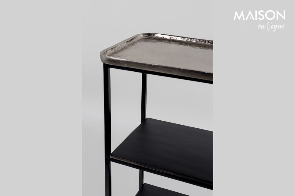 Sein elegantes Retro-Design wird von vier Füßen auf Rollen getragen