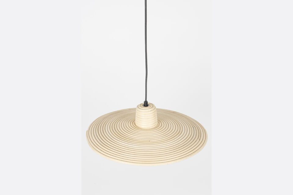 Durch die Vielseitigkeit von Rattan fügt sich diese Hängeleuchte harmonisch in jeden Wohnraum ein