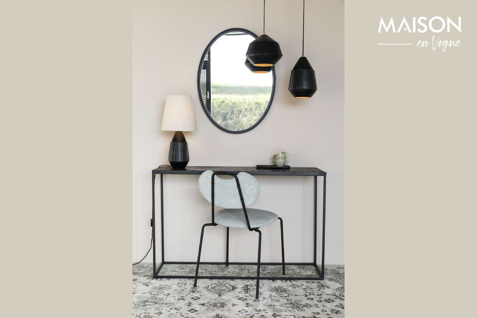 Hängeleuchte aus schwarzem Aluminium; elegantes, praktisches Design.