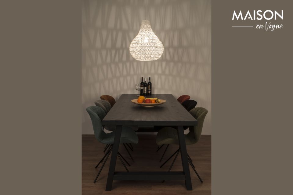 Eine Hängelampe mit modernem Design, die ein prächtiges Ambiente schafft