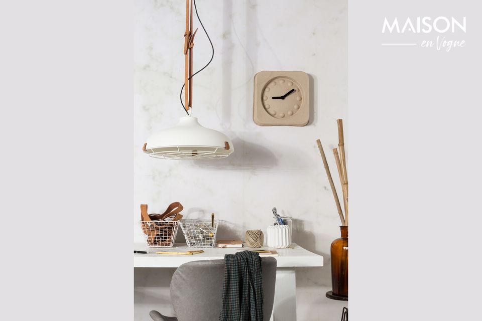 Eine originelle und funktionelle Lampe aus Leder und Metall