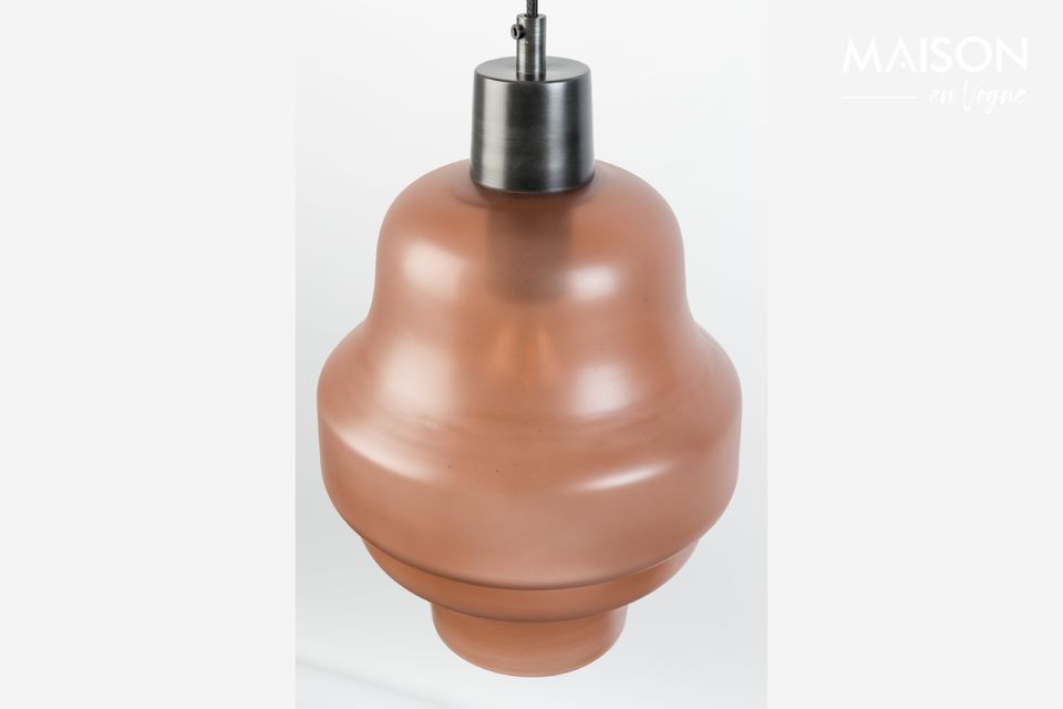 Diese angenehme Lampe erzielt ihre Wirkung mit ihrem hellbraun lackierten Glasschirm und ihrer