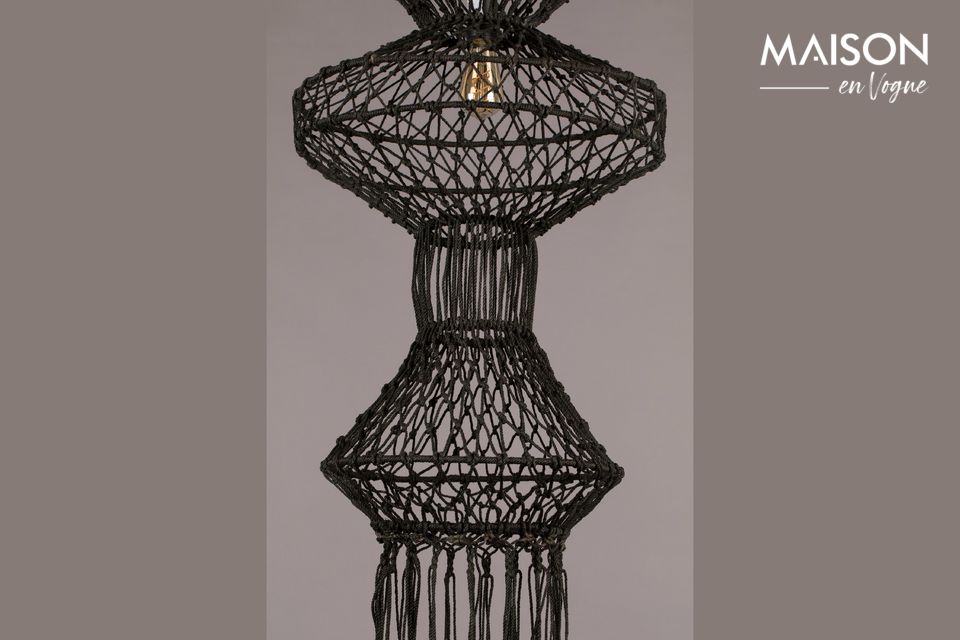 Diese schöne Lampe erinnert uns an Indonesien, aber auch an die blühende Makrameezeit