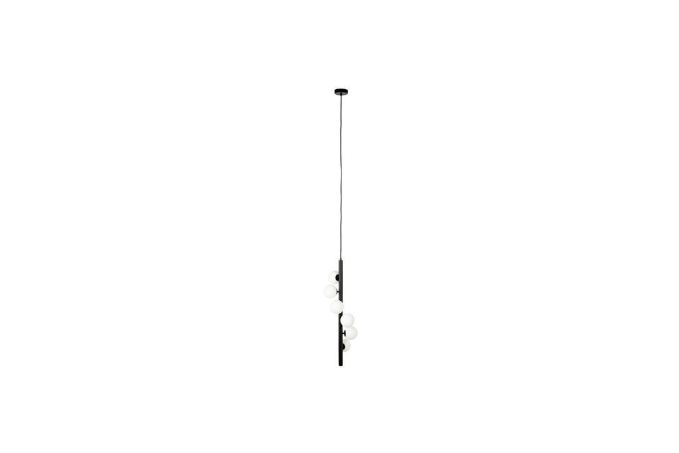 Mit einer Höhe von 150 cm und einem Durchmesser von 28 cm ist dieses Stück präzise geformt