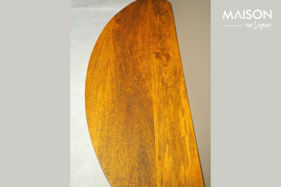 Eine Mangobaum-Konsole mit dezentem Design