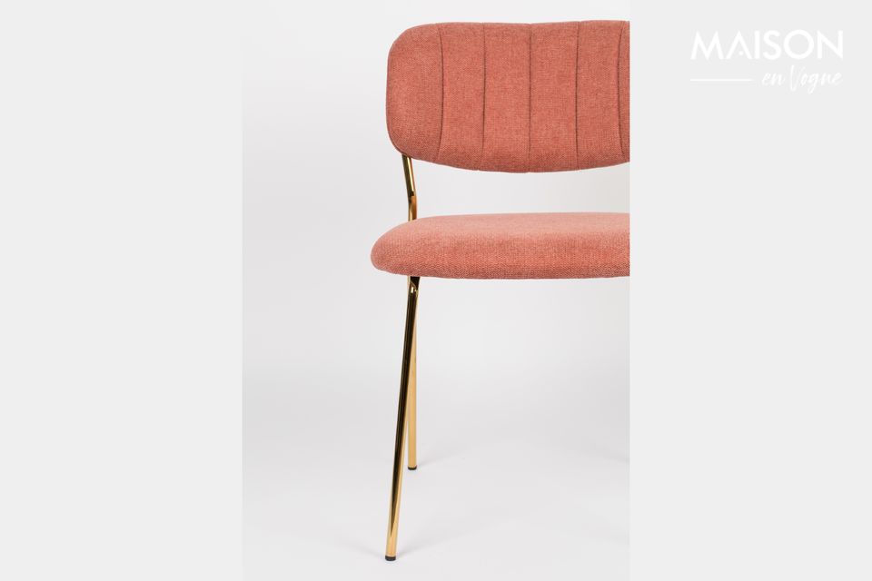 Ein Stuhl mit einem stilvollen und phantasievollen Design
