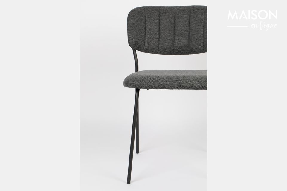 Ein eleganter Stuhl, der für optimalen Komfort den Linien des Körpers folgt