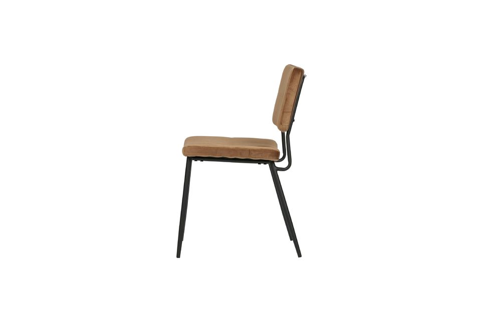 Die Kombination aus dem karamellfarbenen Stoff und dem schwarzen Metallgestell verleiht dem Stuhl