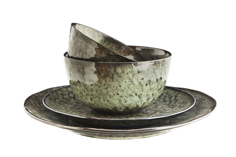 Dieser grüne Keramikteller aus einem edlen Material wie Steingut ist ein echtes Dekorationsobjekt