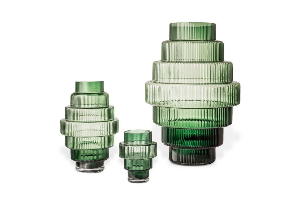 Der Kerzenhalter Steps aus grünem Glas ist aus vollfarbigem Glas gefertigt und hat eine schöne