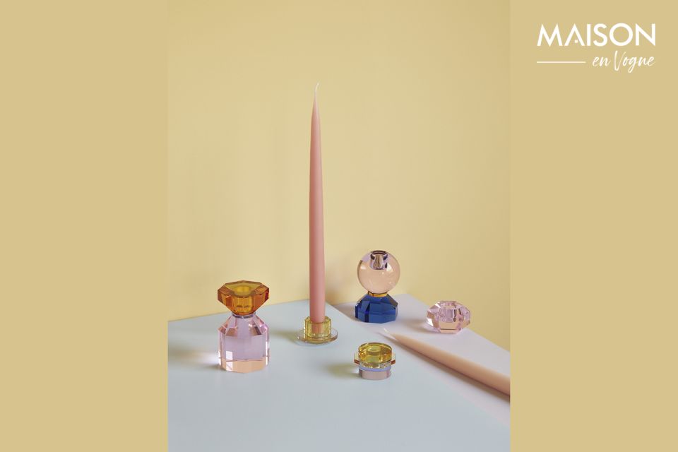 Von der Marke Gem entdecken Sie diesen kleinen, farbenfrohen Kerzenständer aus Kristall
