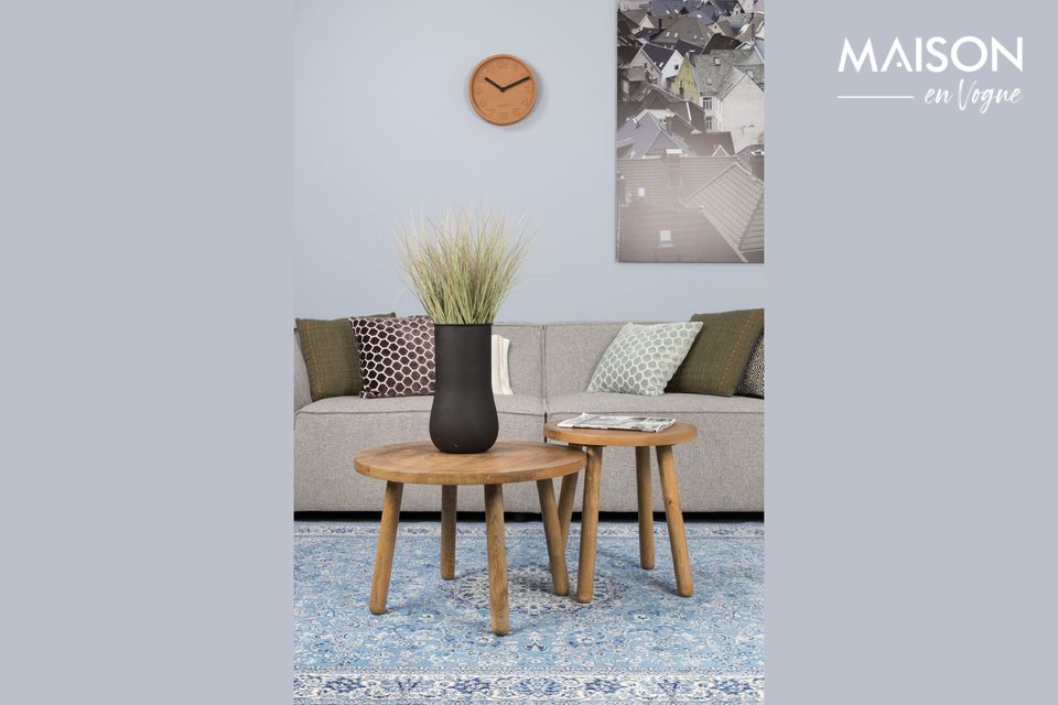 Ein großes Sofa mit minimalistischem, aber einladendem Design